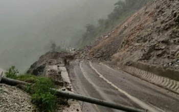 पहिरोका कारण भीमदत्त राजमार्ग अवरुद्ध